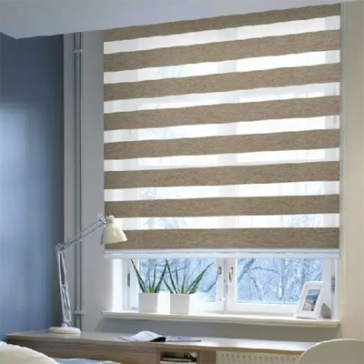 Офисное окно в помещениях Zebra Roller Blinds для дневного и ночного использования